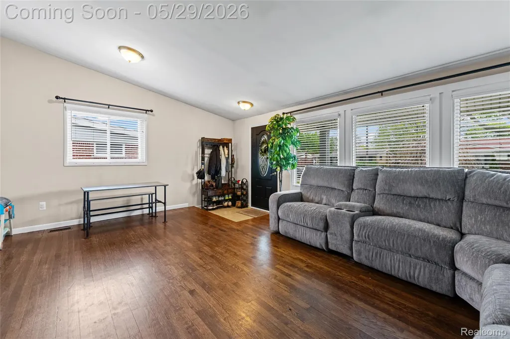 32601 Holden Drive Warren City MI 48092