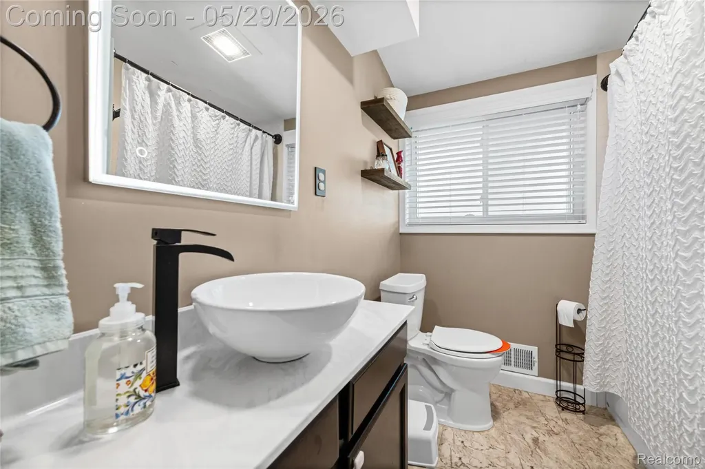 32601 Holden Drive Warren City MI 48092