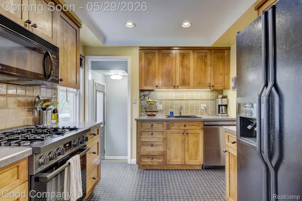 10074 Lincoln Drive Huntington Woods City MI 48070
