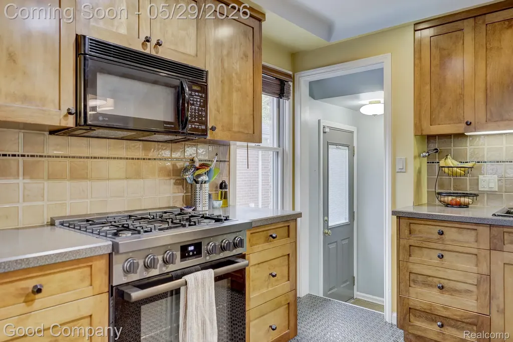 10074 Lincoln Drive Huntington Woods City MI 48070