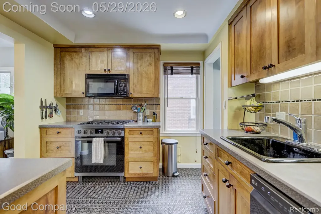 10074 Lincoln Drive Huntington Woods City MI 48070