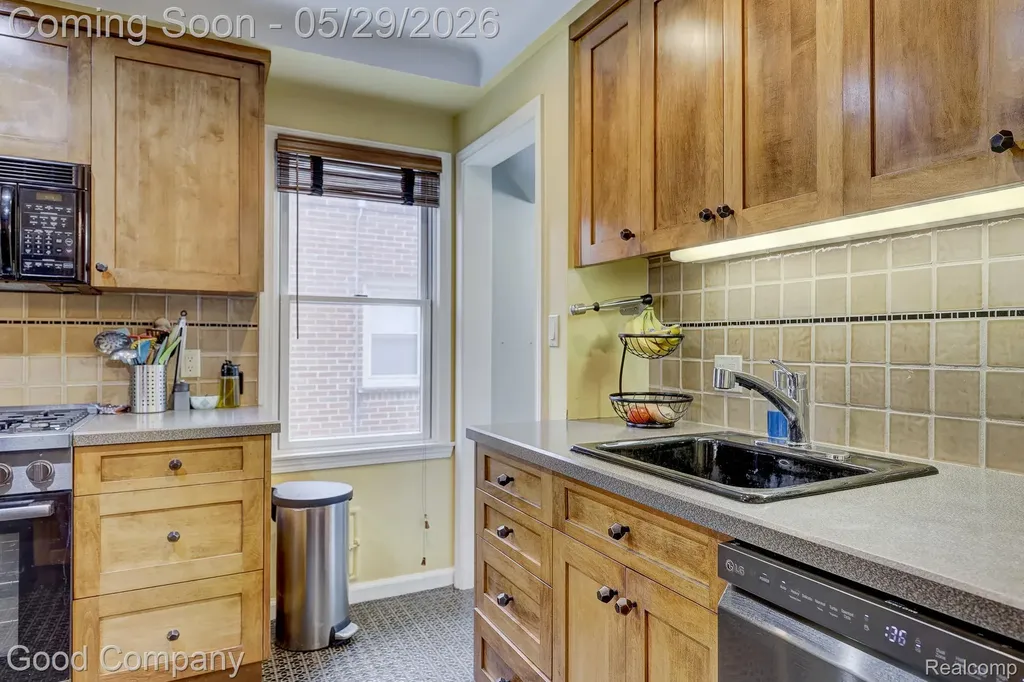 10074 Lincoln Drive Huntington Woods City MI 48070