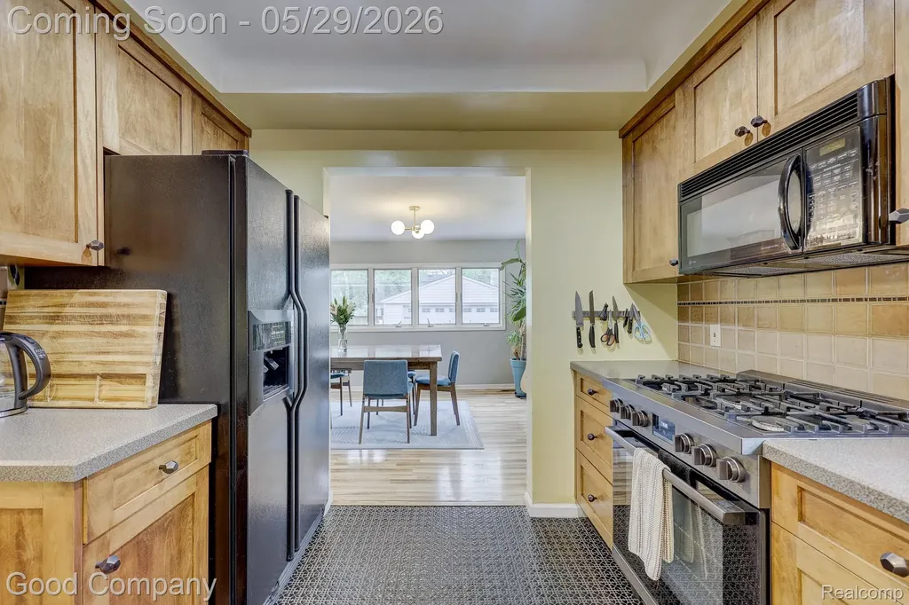 10074 Lincoln Drive Huntington Woods City MI 48070