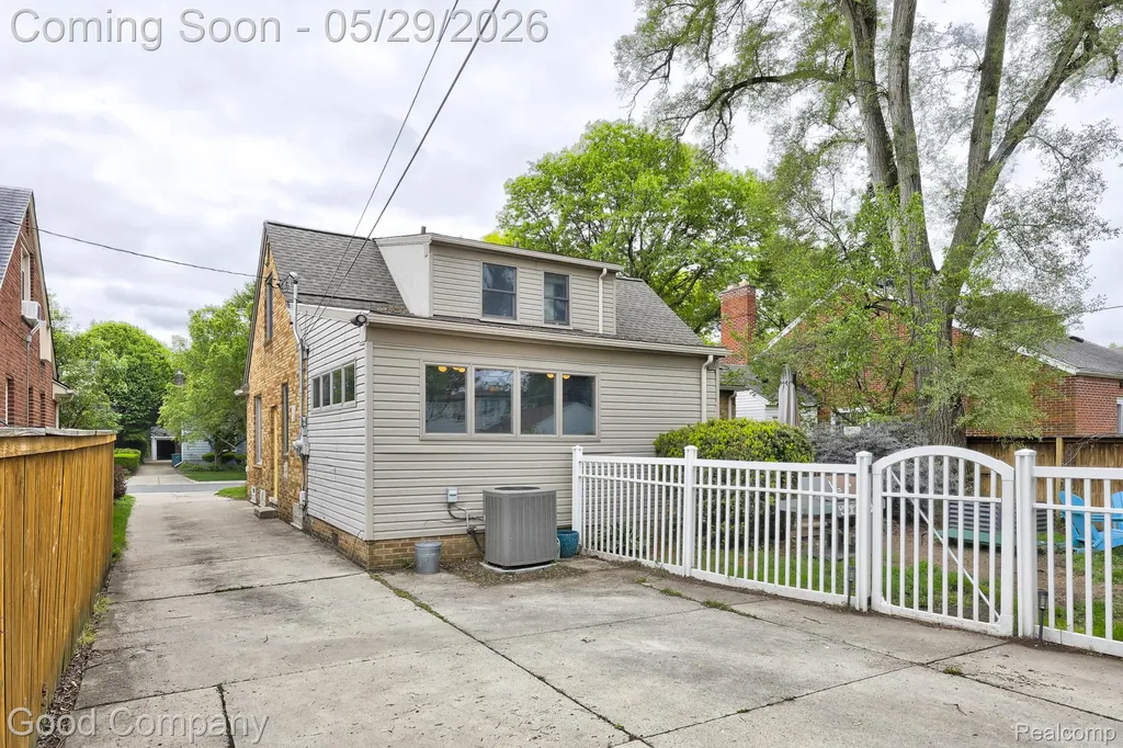 10074 Lincoln Drive Huntington Woods City MI 48070