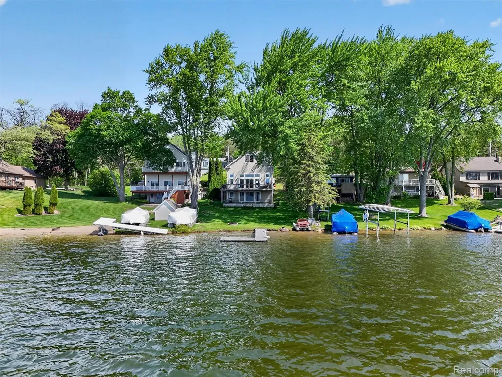 5025 Harp Drive Fenton Charter Township MI 48451