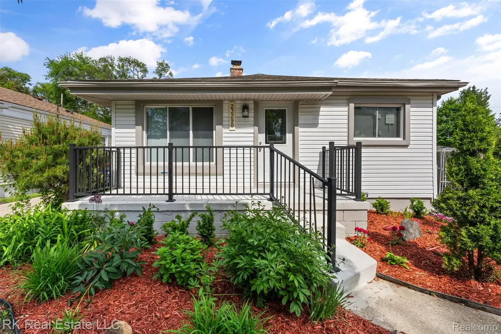 23290 Rosalind Avenue Eastpointe City MI 48021