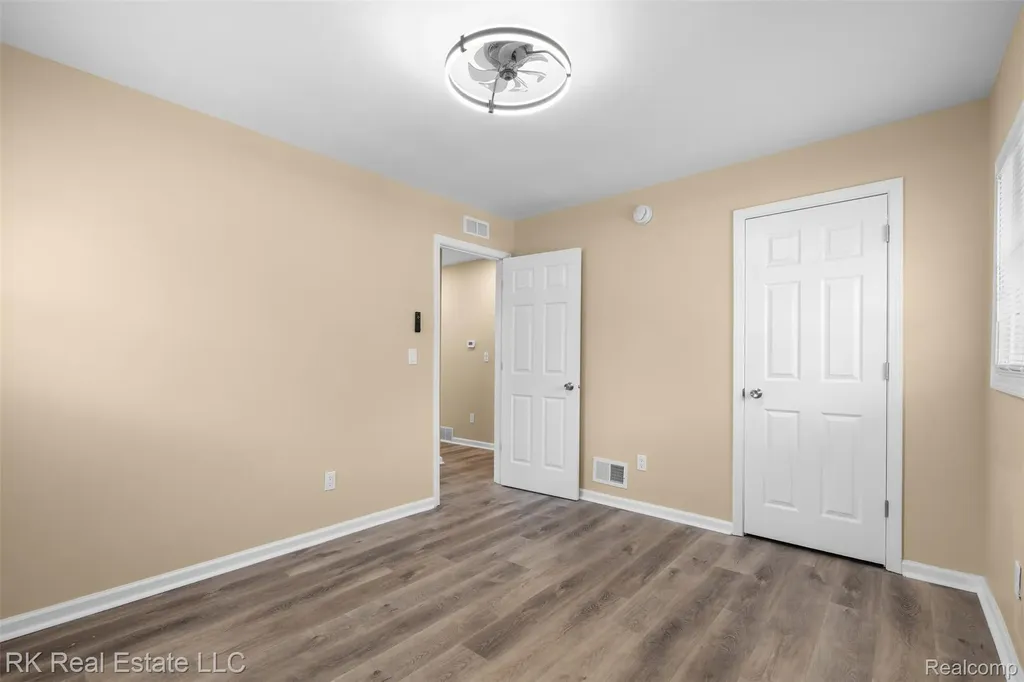 23290 Rosalind Avenue Eastpointe City MI 48021
