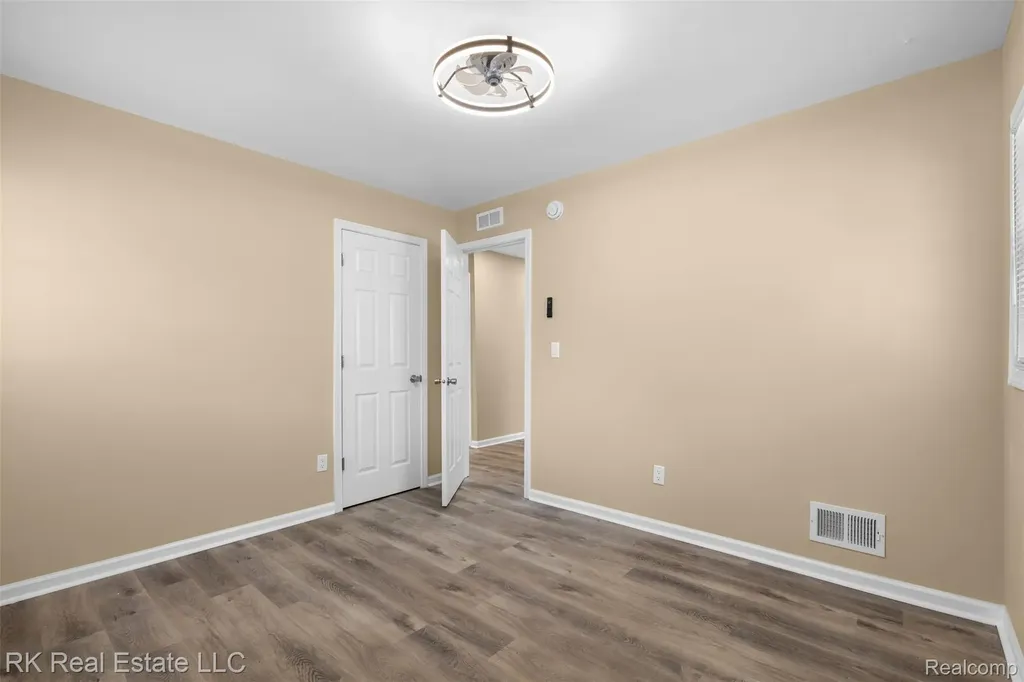 23290 Rosalind Avenue Eastpointe City MI 48021
