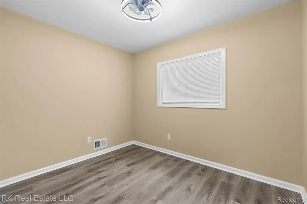 23290 Rosalind Avenue Eastpointe City MI 48021