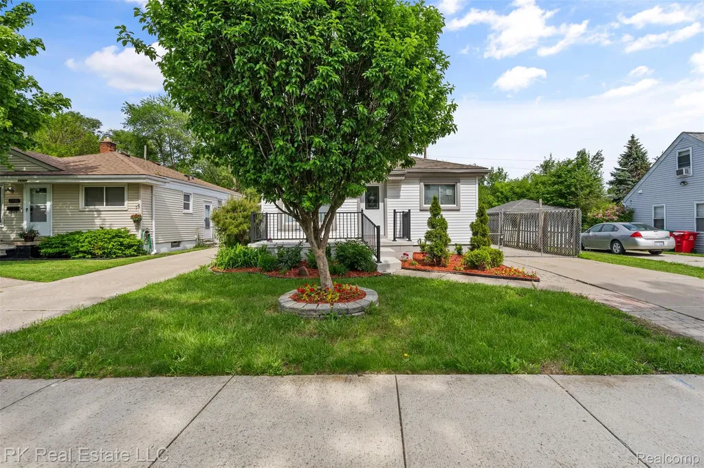 23290 Rosalind Avenue Eastpointe City MI 48021