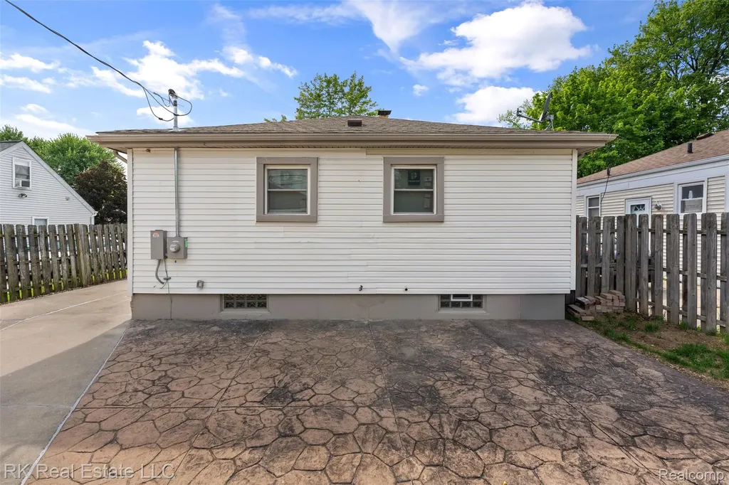 23290 Rosalind Avenue Eastpointe City MI 48021