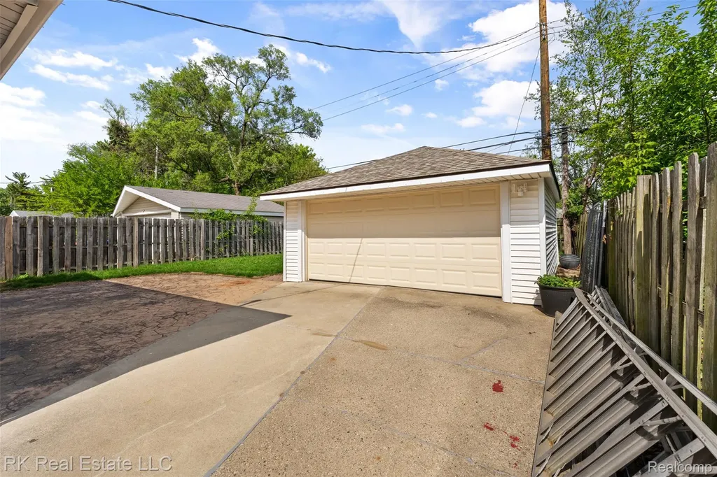 23290 Rosalind Avenue Eastpointe City MI 48021