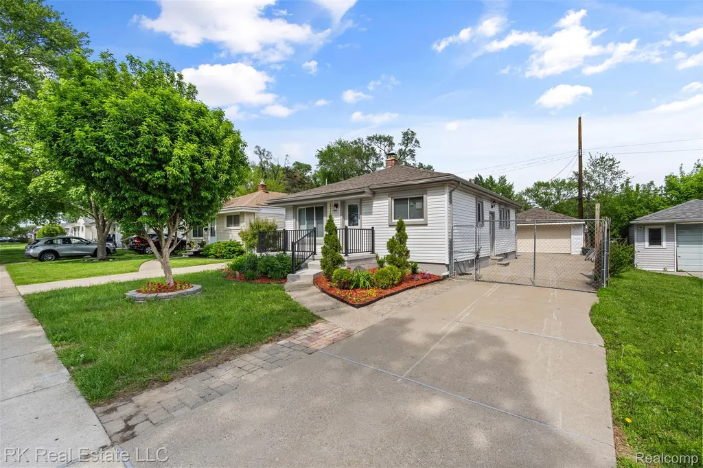 23290 Rosalind Avenue Eastpointe City MI 48021