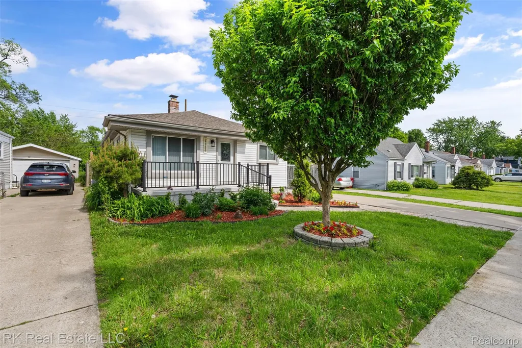 23290 Rosalind Avenue Eastpointe City MI 48021