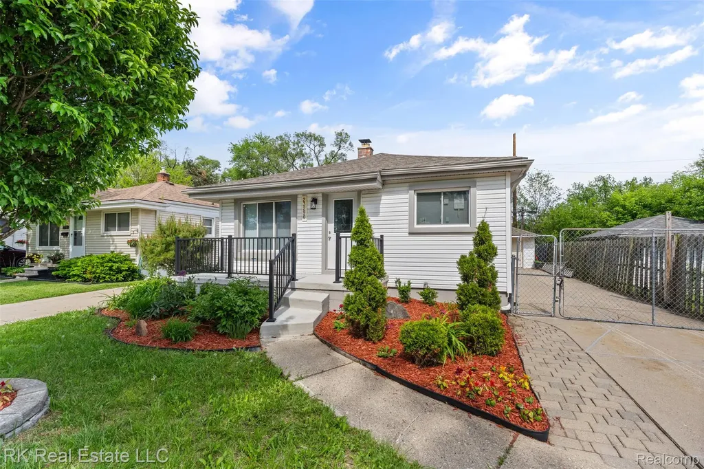 23290 Rosalind Avenue Eastpointe City MI 48021