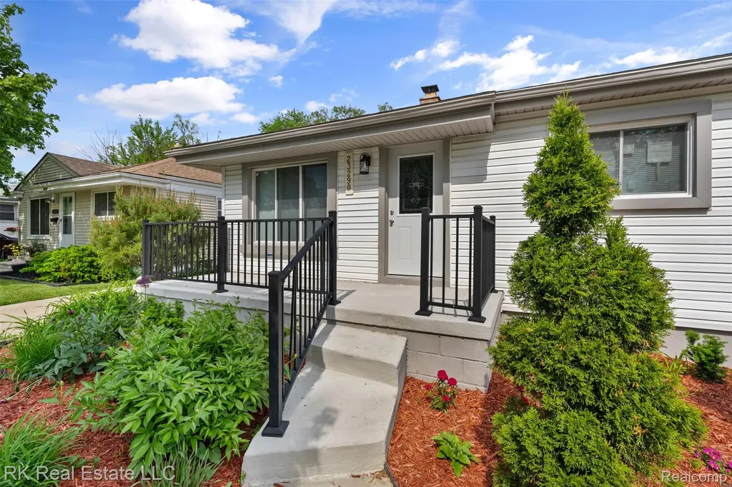 23290 Rosalind Avenue Eastpointe City MI 48021