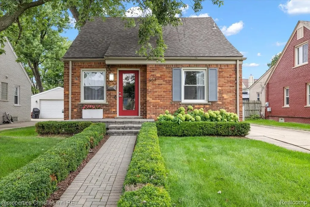 559 E Southlawn Boulevard Birmingham City MI 48009