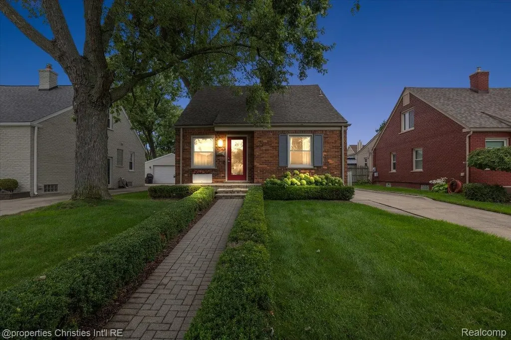 559 E Southlawn Boulevard Birmingham City MI 48009