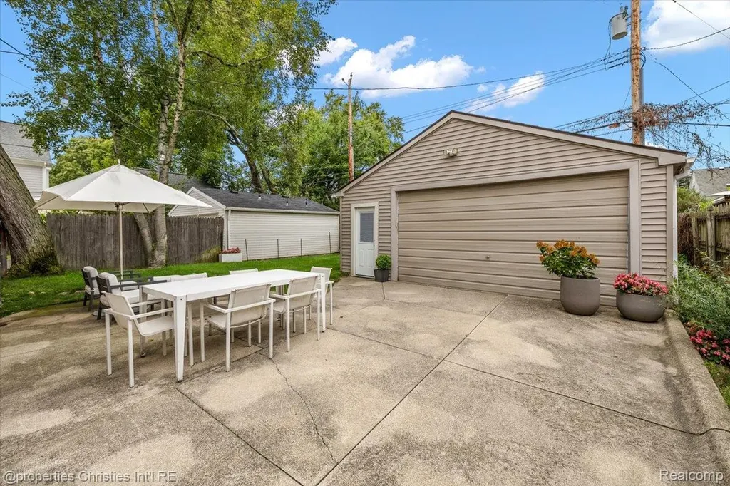 559 E Southlawn Boulevard Birmingham City MI 48009