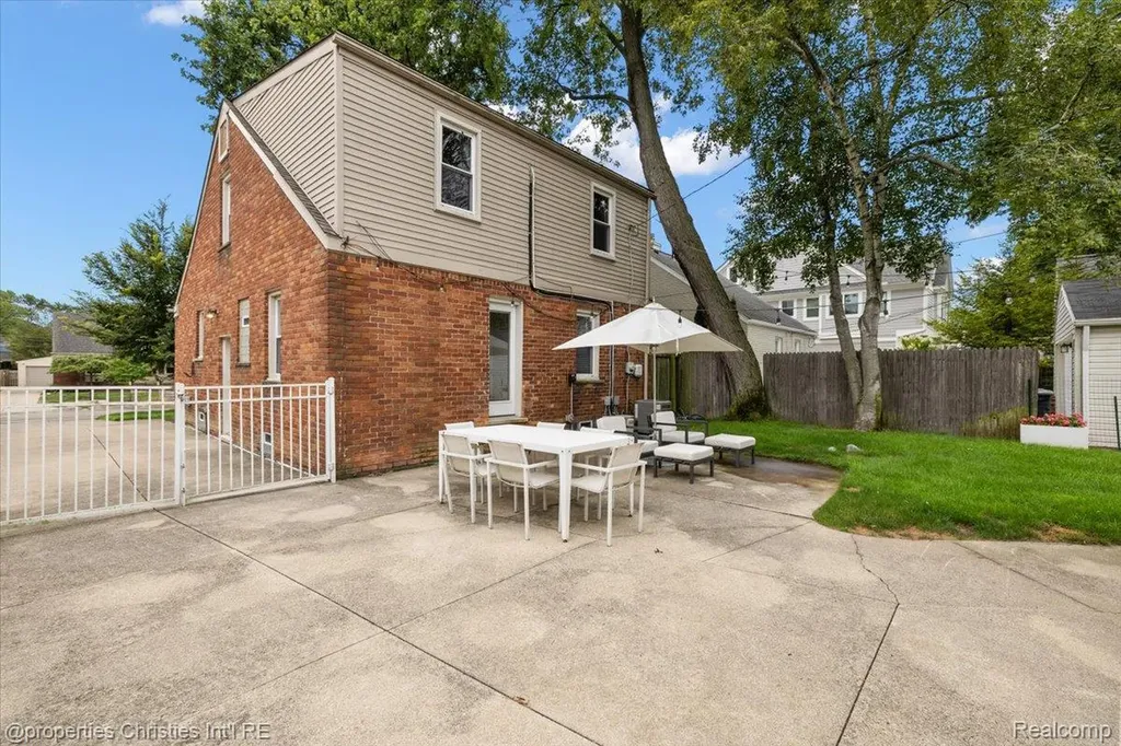 559 E Southlawn Boulevard Birmingham City MI 48009