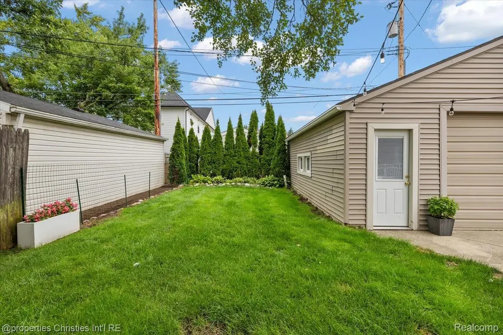 559 E Southlawn Boulevard Birmingham City MI 48009