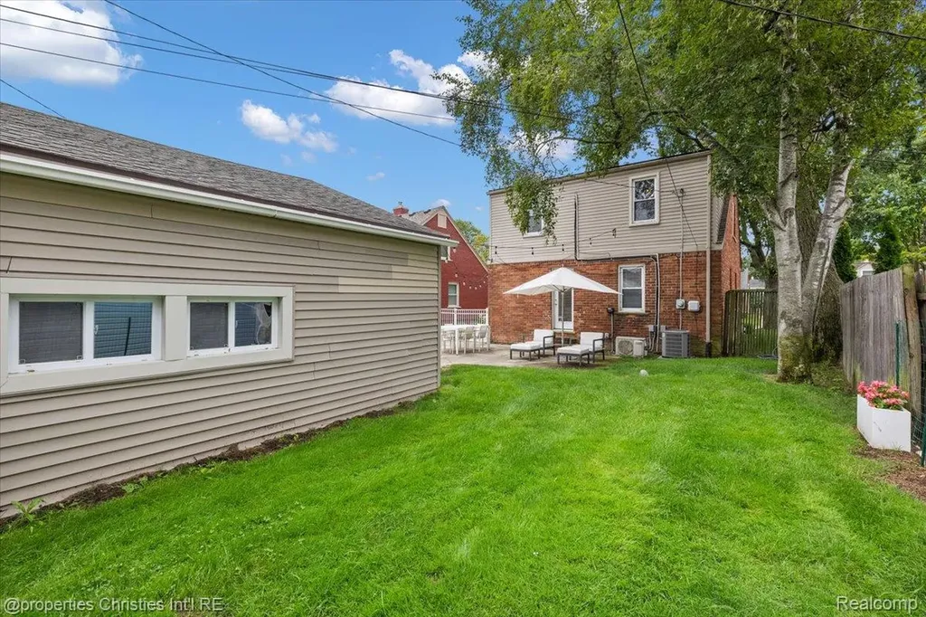 559 E Southlawn Boulevard Birmingham City MI 48009