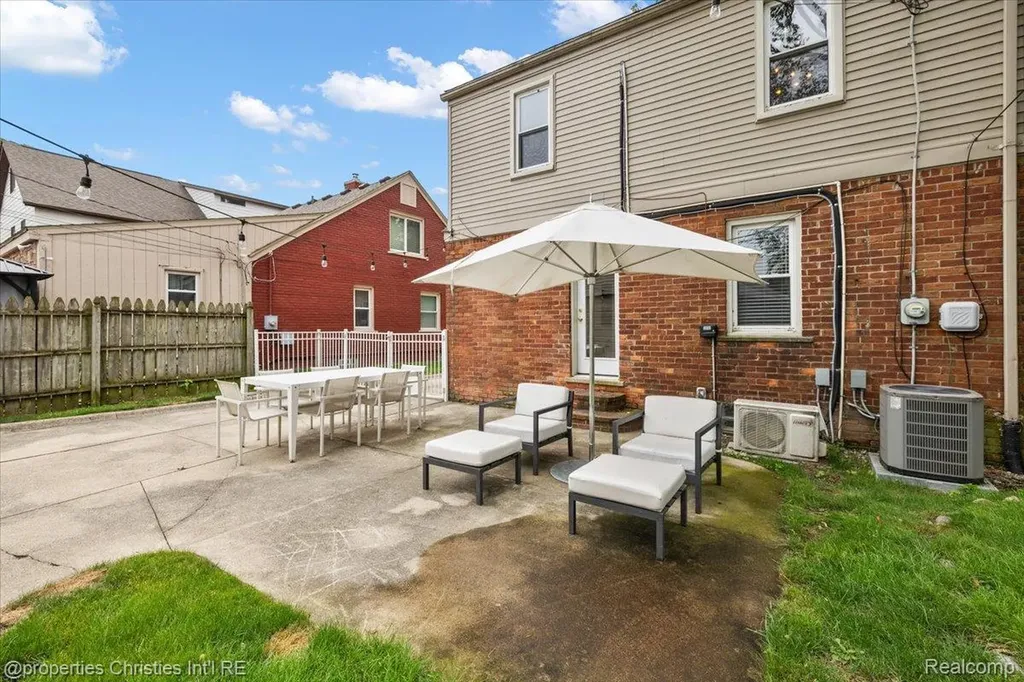 559 E Southlawn Boulevard Birmingham City MI 48009
