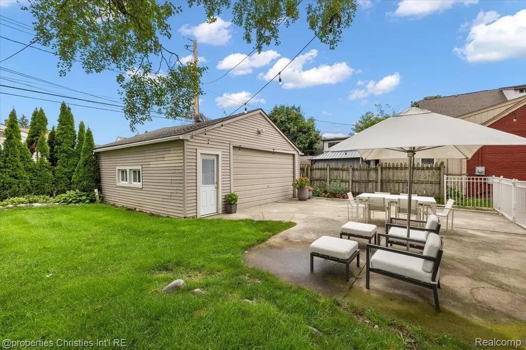 559 E Southlawn Boulevard Birmingham City MI 48009