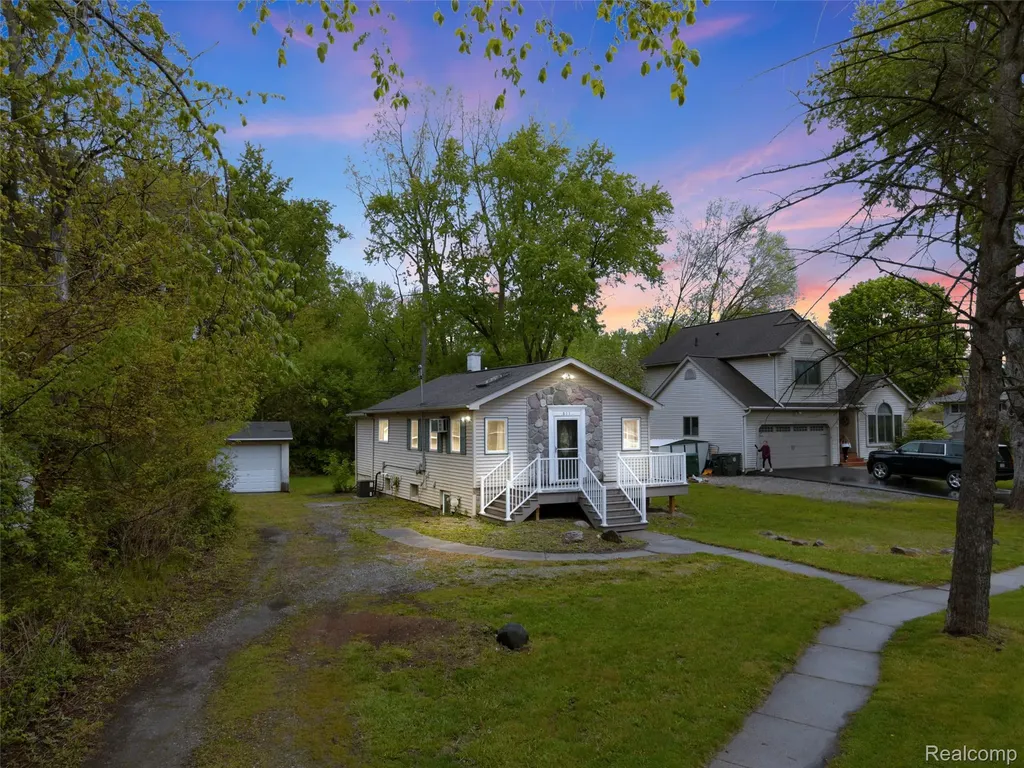 811 Miller Road Orion Charter Township MI 48362
