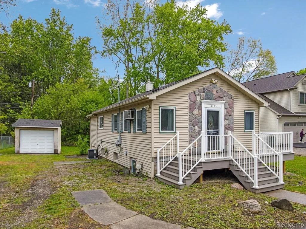 811 Miller Road Orion Charter Township MI 48362