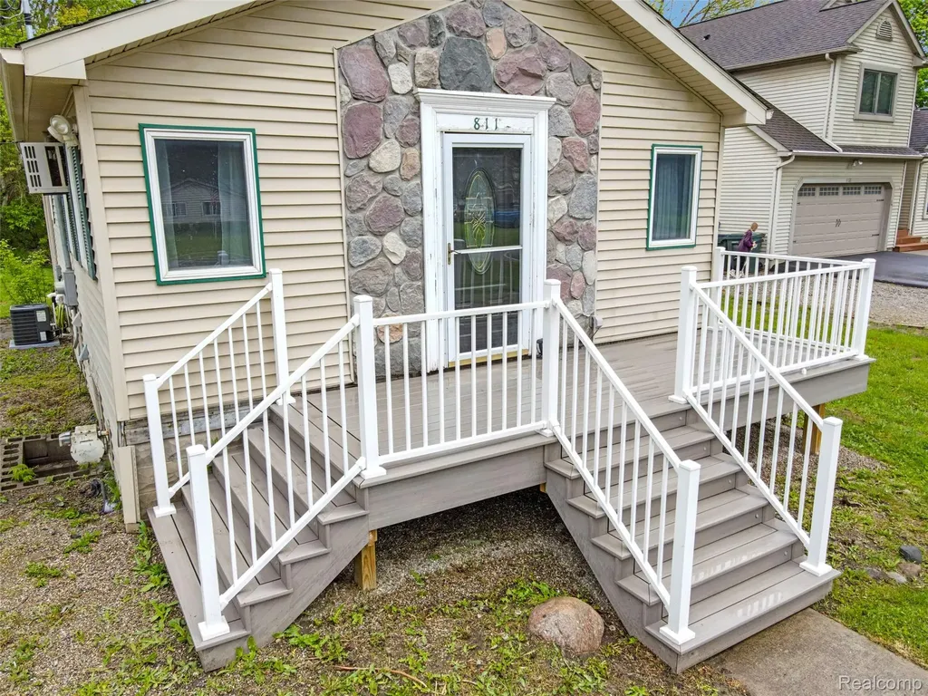 811 Miller Road Orion Charter Township MI 48362