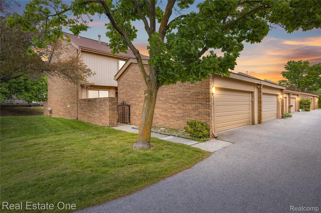 5345 Wright Way W West Bloomfield Charter Township MI 48322