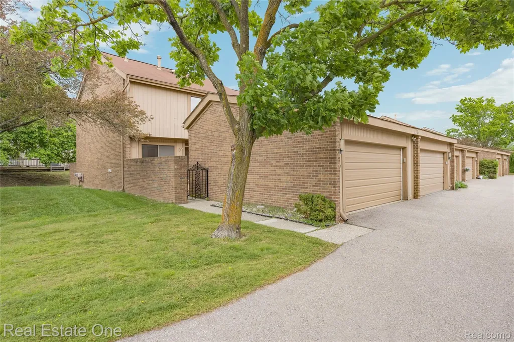 5345 Wright Way W West Bloomfield Charter Township MI 48322
