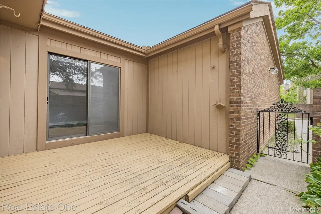 5345 Wright Way W West Bloomfield Charter Township MI 48322