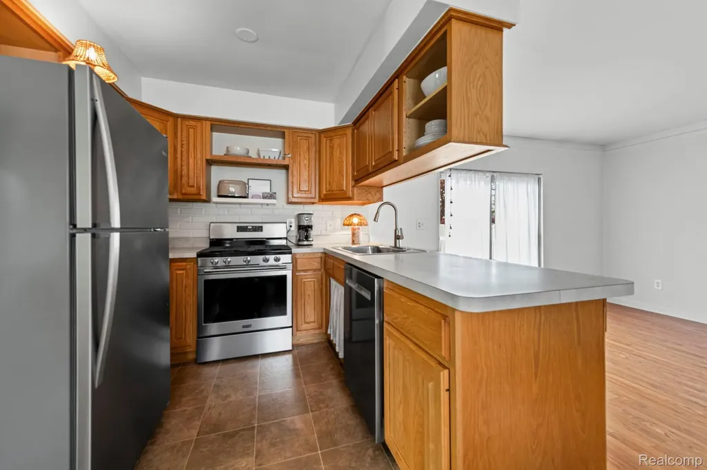 24503 Crescent Street Woodhaven City MI 48183