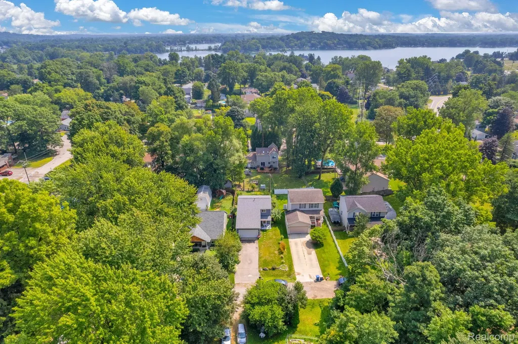 3852 Florman Waterford Charter Township MI 48329