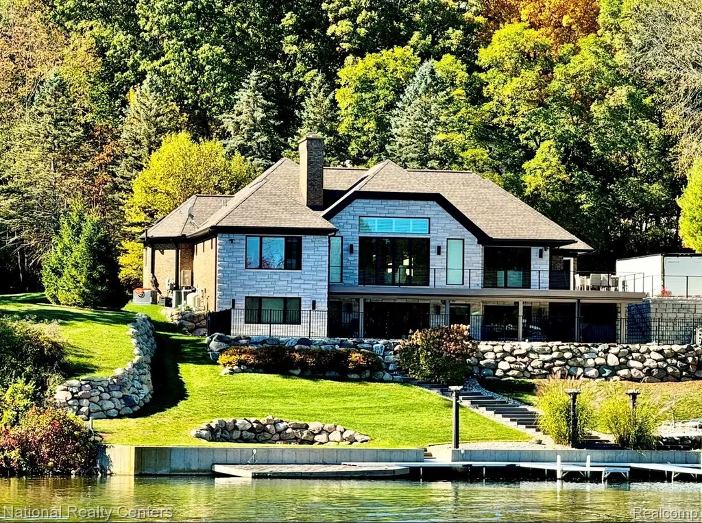 7050 Lake Shannon Court Tyrone Township MI 48430