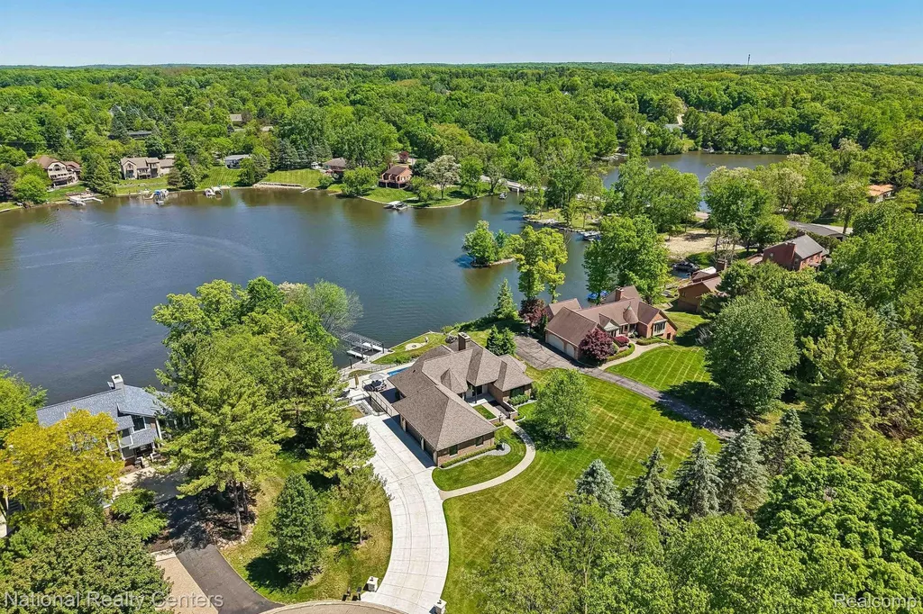 7050 Lake Shannon Court Tyrone Township MI 48430