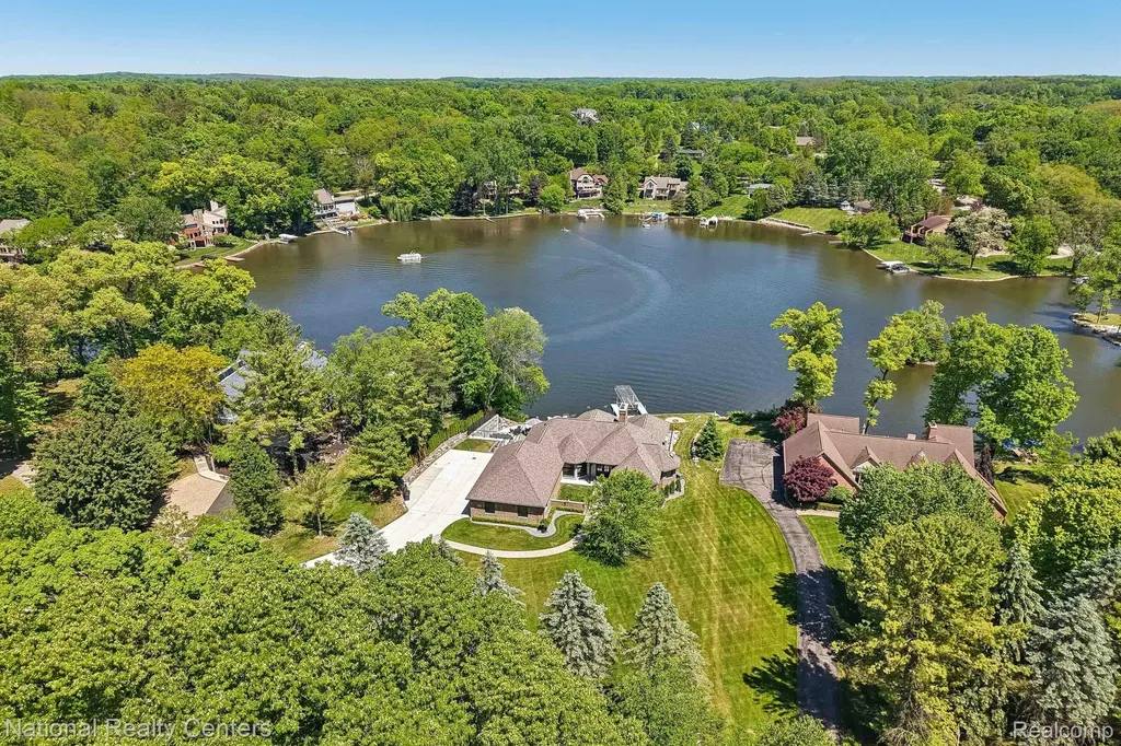 7050 Lake Shannon Court Tyrone Township MI 48430