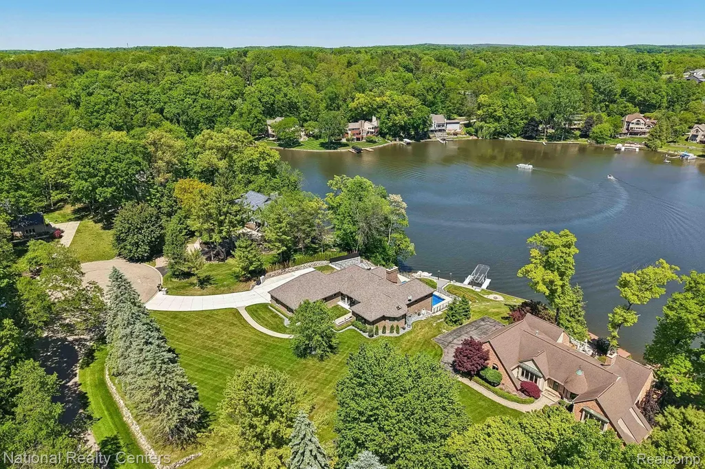 7050 Lake Shannon Court Tyrone Township MI 48430