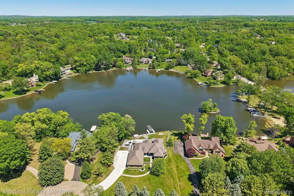 7050 Lake Shannon Court Tyrone Township MI 48430