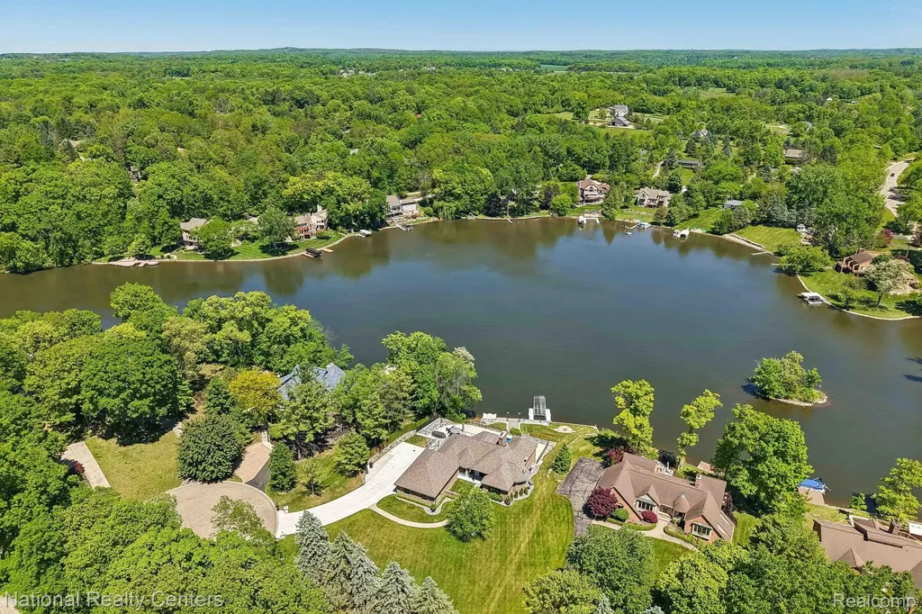 7050 Lake Shannon Court Tyrone Township MI 48430
