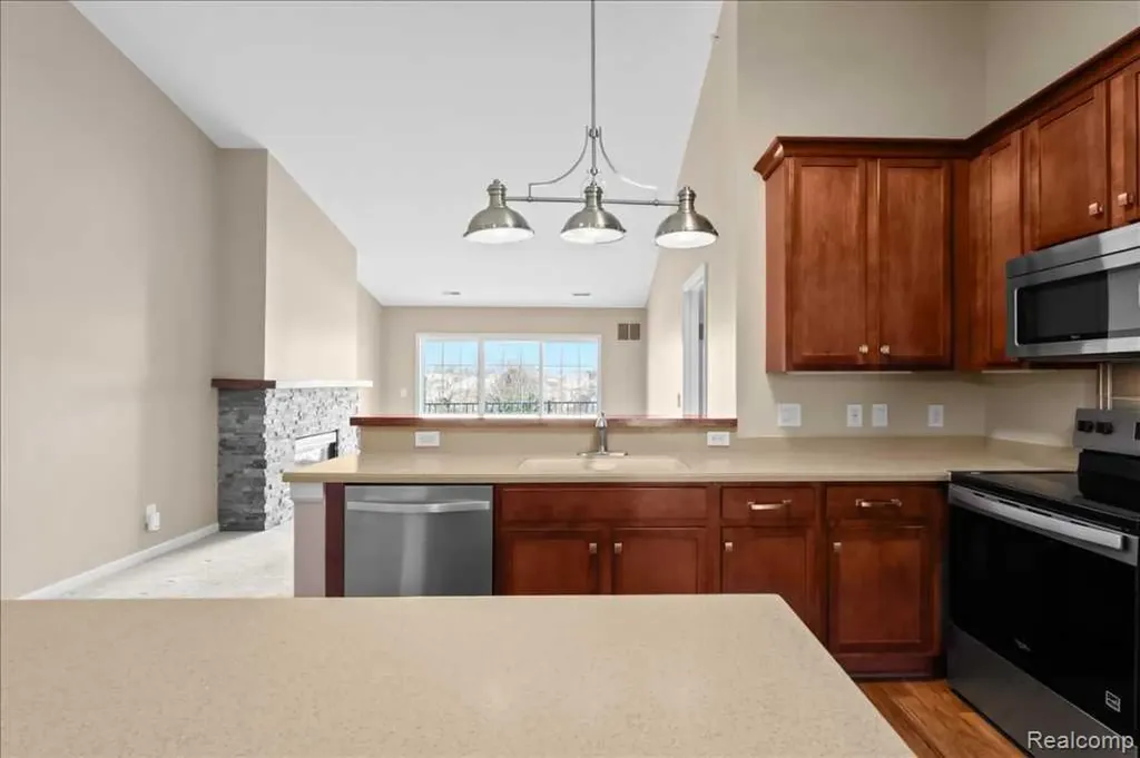 3262 Johanna Ware W Wixom City MI 48393