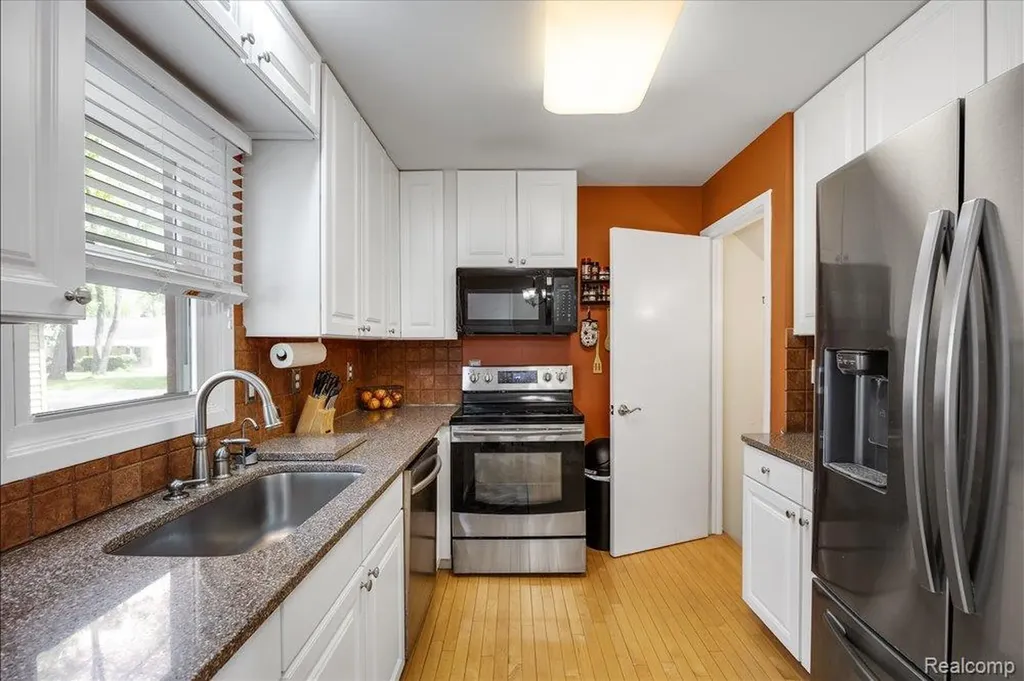 8790 Oakside Avenue Commerce Charter Township MI 48382
