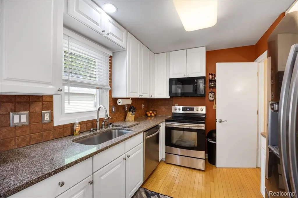 8790 Oakside Avenue Commerce Charter Township MI 48382