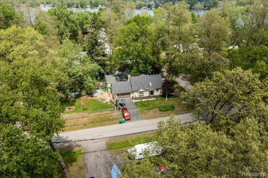 8790 Oakside Avenue Commerce Charter Township MI 48382