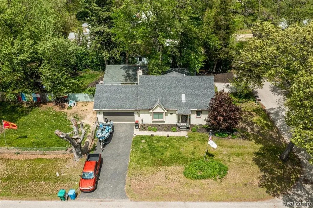 8790 Oakside Avenue Commerce Charter Township MI 48382