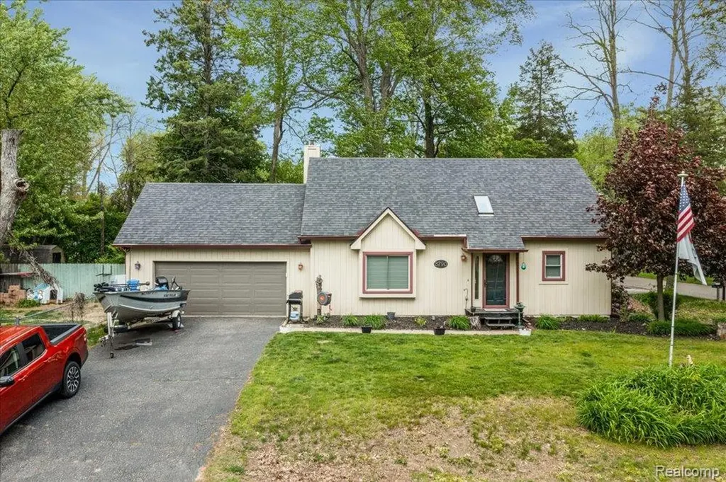 8790 Oakside Avenue Commerce Charter Township MI 48382