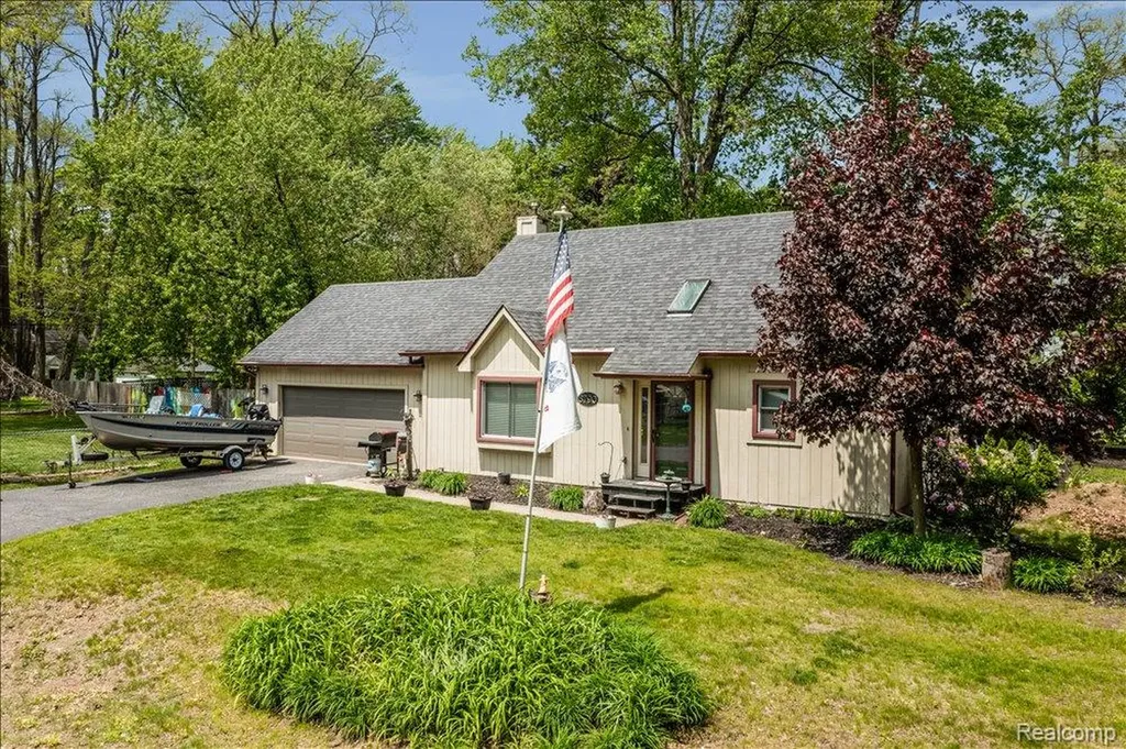 8790 Oakside Avenue Commerce Charter Township MI 48382