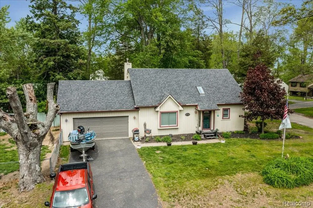 8790 Oakside Avenue Commerce Charter Township MI 48382
